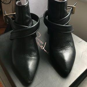 Report Signature Black Boots